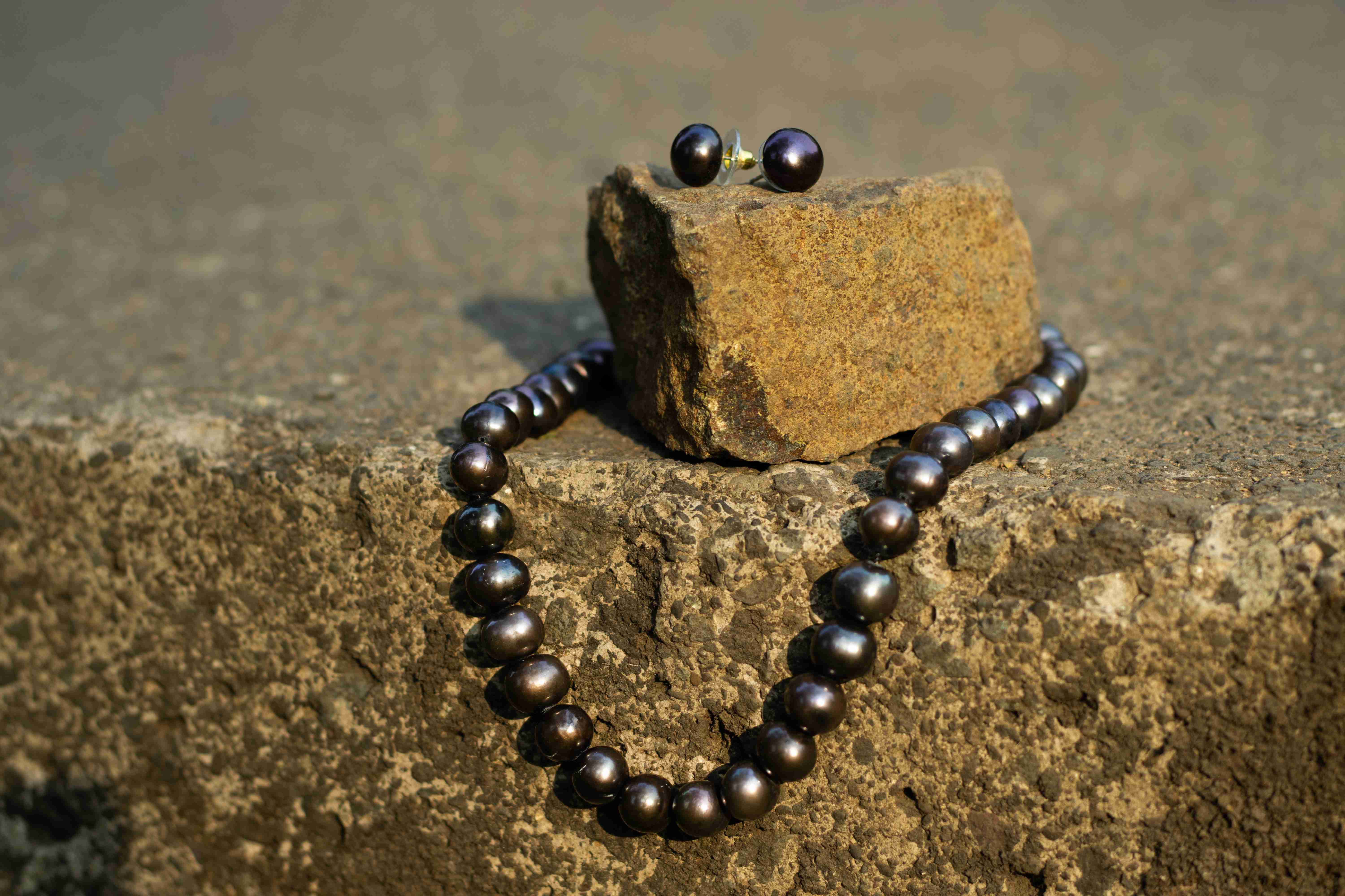 Obsidian Drop pearl necklace